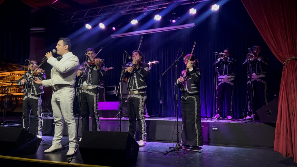 mariachi en cali - patio santo - show en vivo